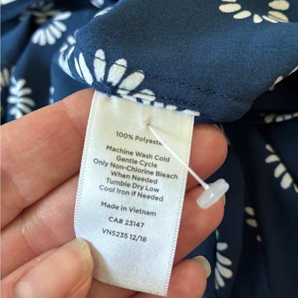 TALBOTS navy blue daisy print top ruffle cuff blouse EUC sz M floral cute - Picture 9 of 14